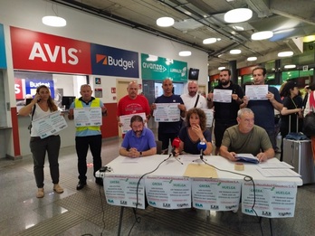 Comparecencia del comité de Avanza en la estación de autobuses de Donostia.