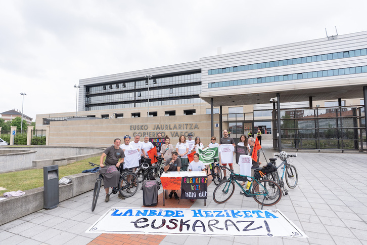 Gasteizen, Lakuaren aurrean Lanbide Heziketako Hizkuntza Normalkuntza arduradunek egindako agerraldia.