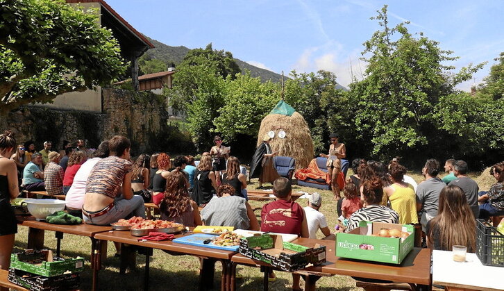 50. urteurrena ospatzeko udaldiaren hasieran Bernedoko etxean egindako jaialdia.