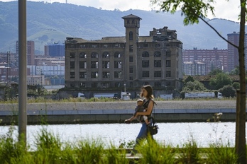 Edificio Grandes Molinos Vascos, antigua fábrica de harina, hoy en día calificado como patrimonio cultural.