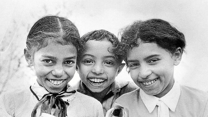 Nutsa (ezkerrean) eta bere lehengusinak, Shamil eta Tsiba Txanba, 1936an.