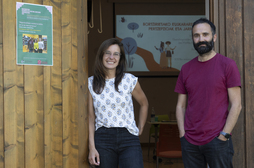 Paula Laita Pallares eta Jon Martin Etxebeste, ikerlanaren egileetako bi, Berako Beralandeta aretoan aurkezpena egiten.