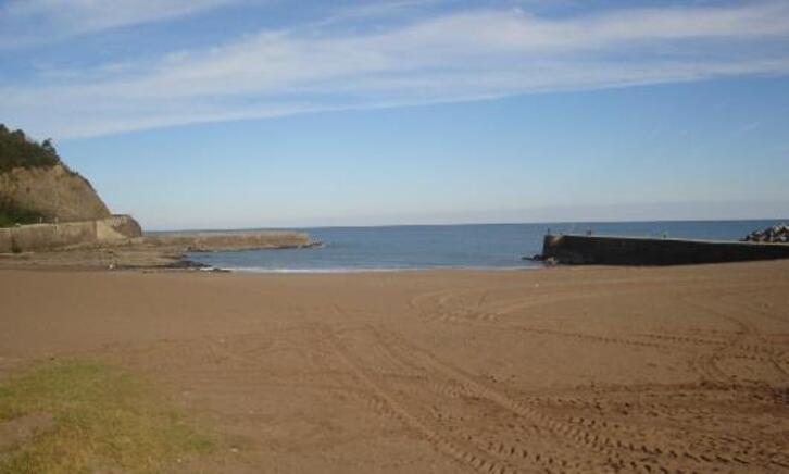 Playa de Ondarbeltz de Mutriku, donde se sitúa el chiringuito en el que sirvieron detergente por confusión.