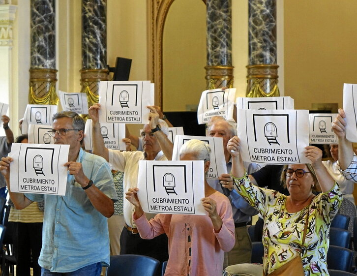 Protesta vecinal en el pleno municipal de Donostia de ayer.