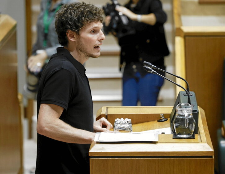 El parlamentario Xabier Astigarraga criticó la forma y el fondo de la proposición.