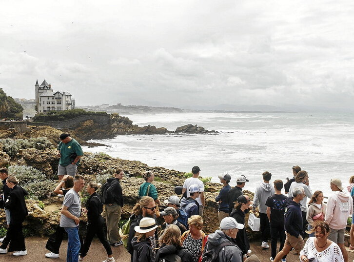 Turistak Biarritz ezagutzen.