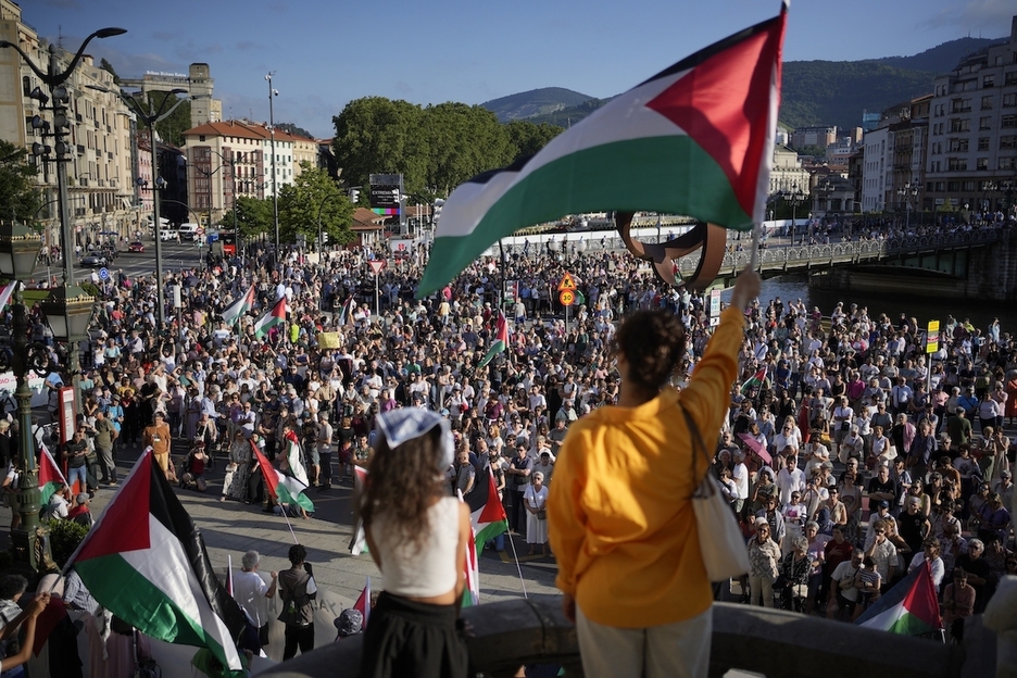 La explanada ante el Ayuntamiento de Bilbo, desde las escalinatas.