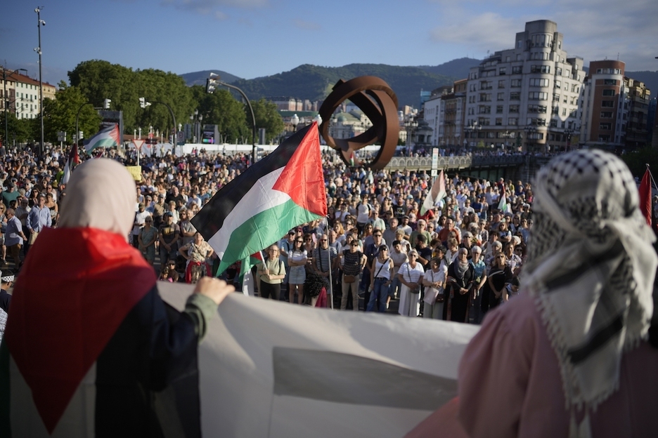 La explanada ante el Ayuntamiento de Bilbo, desde las escalinatas.