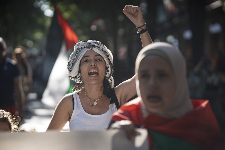 Una manifestante corea uno de los eslóganes de la marcha.