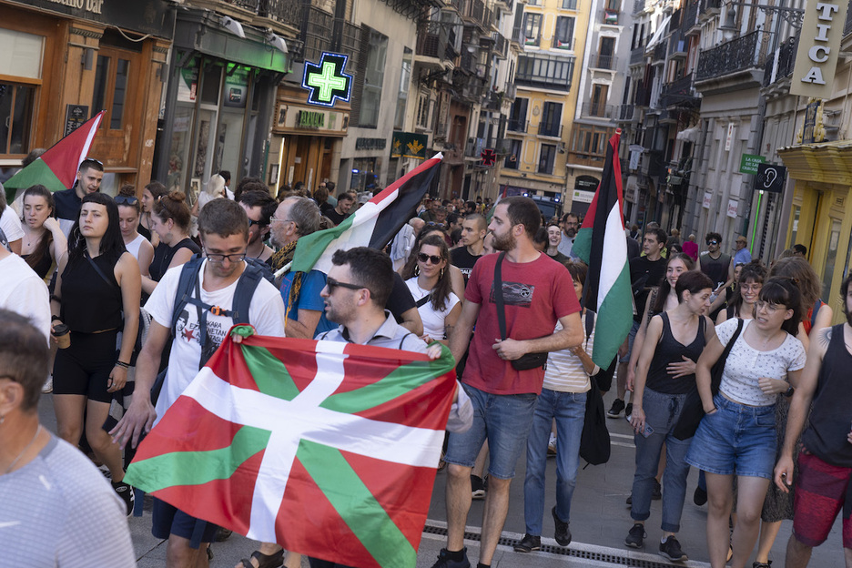 La manifestación, por las calles de Iruñea.