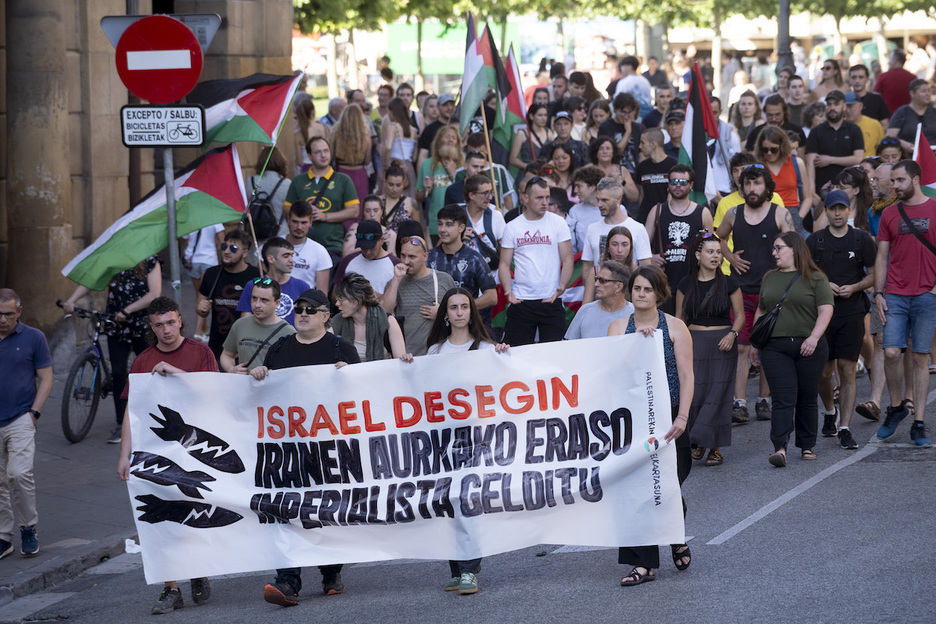 La manifestación, por las calles de Iruñea.