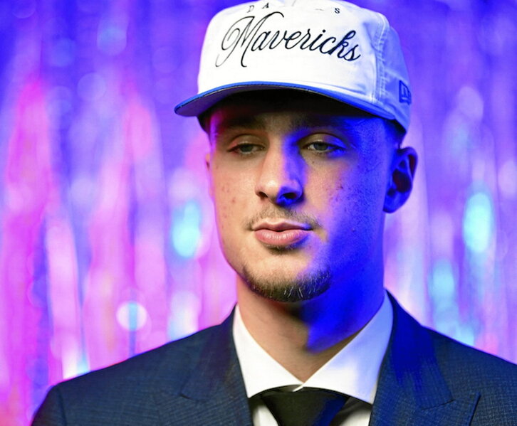 Cooper Flagg posa como número uno del draft de 2025.