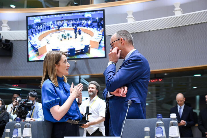  La presidenta de la Eurocámara, Roberta Metsola, con el canciller alemán, Friedrich Merz, uno de los mayores defensores de Israel.