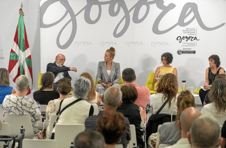Paco Etxeberria, Maitena Salinas, Ixone Fernández y Olatz Barrenetxea, en el coloquio que mantuvieron en la sede de Gogora.