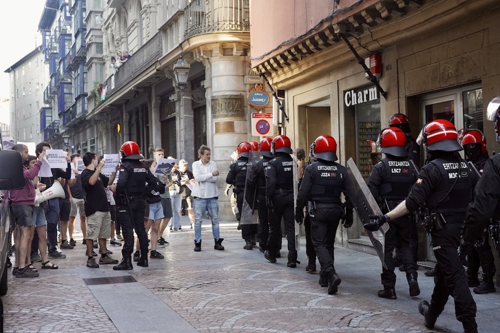 La Ertzaintza tomando las inmediaciones del portal donde se ha ejecutado el desahucio.