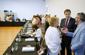 El consejero Alberto Martínez y Rebeka Ubera (EH Bildu) conversan antes de iniciarse esta reunión presentada por Lakua como la última.