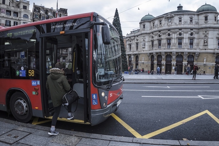 Gazte bat Bilbobusera sartzen, Bilbon