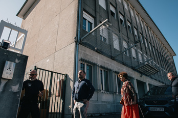 Peio Dufau (EH Bai) eta Colette Capdevielle (PS) Hendaiako erretenzio zentrora bertaratu ziren ekainaren 27an.