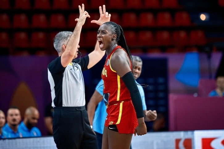 Rabiosa celebración de Awa Fam después de cerrar su gran semifinal con un triple.
