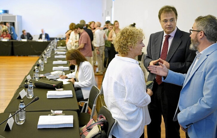 El consejero Martínez y Rebeka Ubera (EH Bildu) conversan antes de comenzar el encuentro.