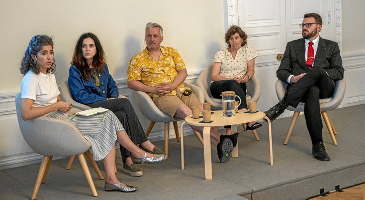 De izquierda a derecha, Marta García, Myriam Miranda, Goio Uriarte, Marixi Sesma y Jokin Babaze, ayer. En la otra página, imagen del público en un concierto.