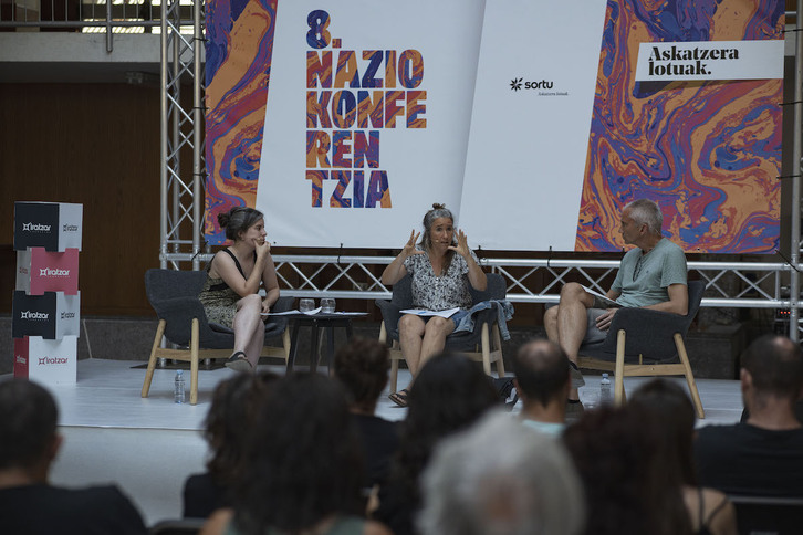 Lur Albizu, Olatz Dañobeitia eta Joseba Permach, Sorturen Nazio Konferentzian.