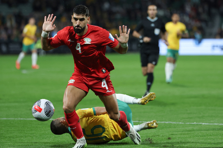Yaser Hamed, en una acción en el partido contra Australia, de la fase de clasificación al Mundial.