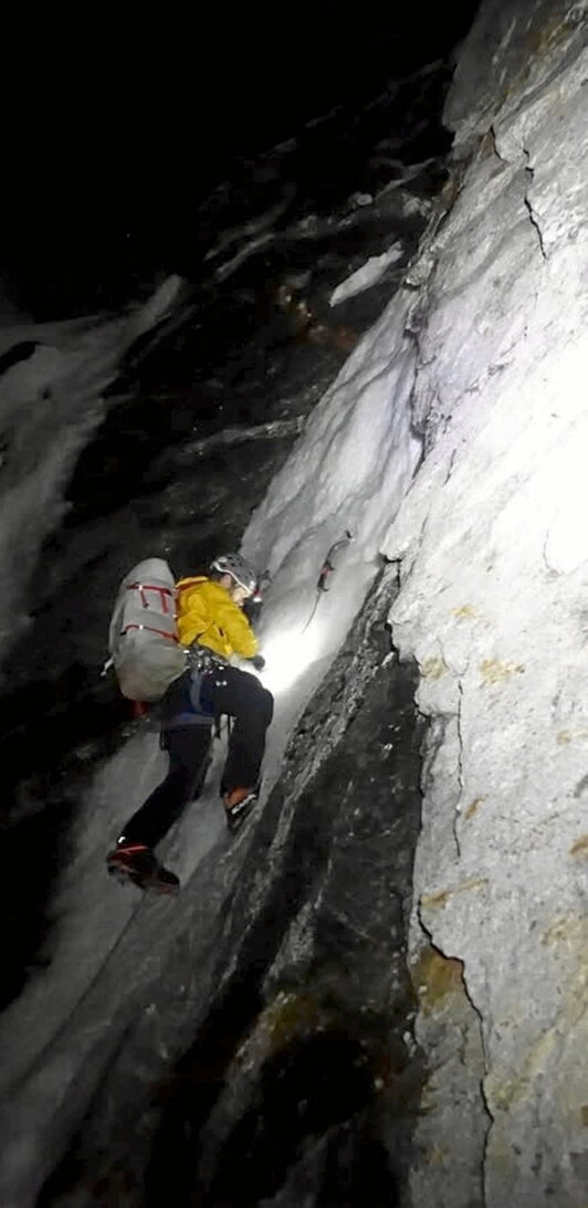 Gauez eskalatu behar izan zuten.