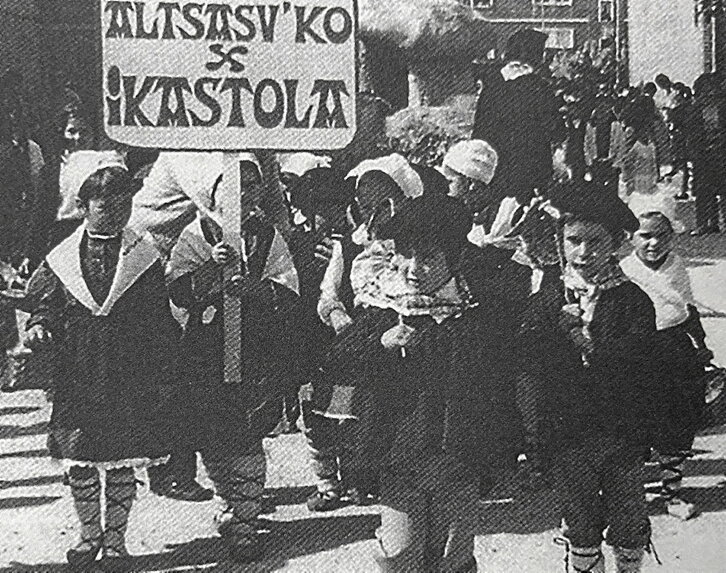 Insumisos en la cárcel. En la página anterior, alumnos de la ikastola de Altsasu en los 70.