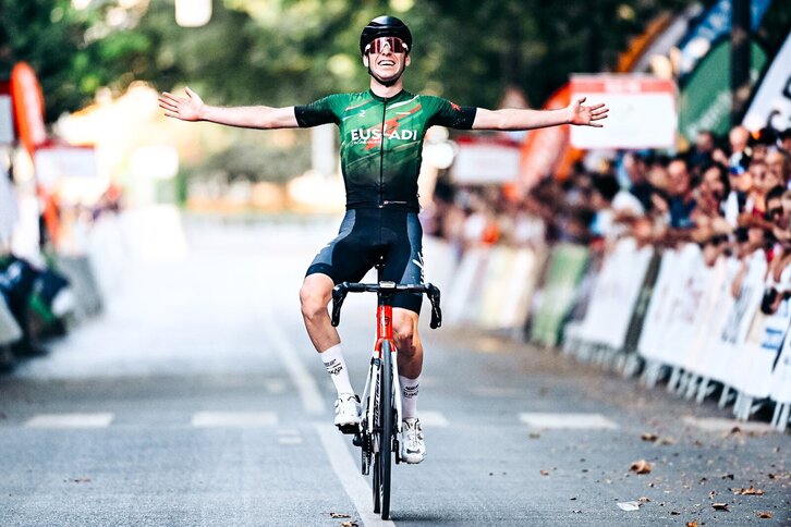 Yago Agirre celebra su victoria en la meta de Granada.
