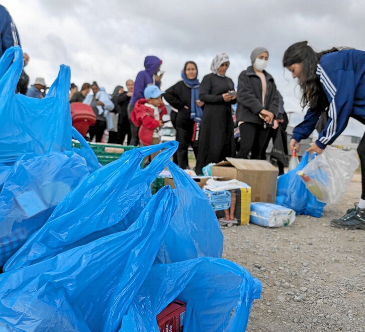 Triana Riazor reparte comida a las afueras del campo de Ritsona.