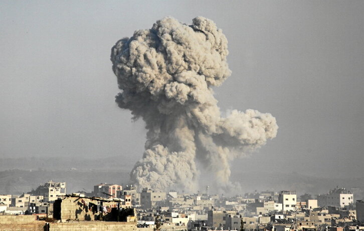 Una nube de humo tras un ataque israelí en Gaza.