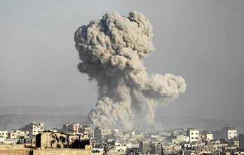 Una nube de humo tras un ataque israelí en Gaza.