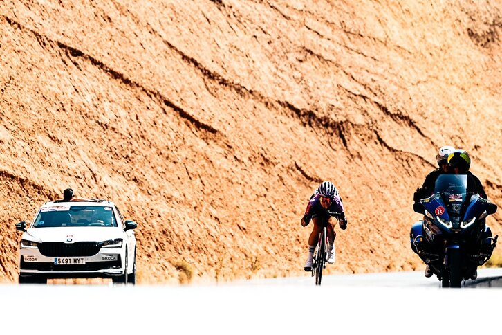 Ane Santesteban se ha caído en un descenso cuando marchaba escapada.