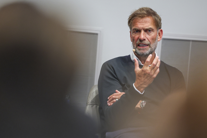 Jurgen Klopp interviene en una mesa redonda En la academia juvenil del RB Leipzig.