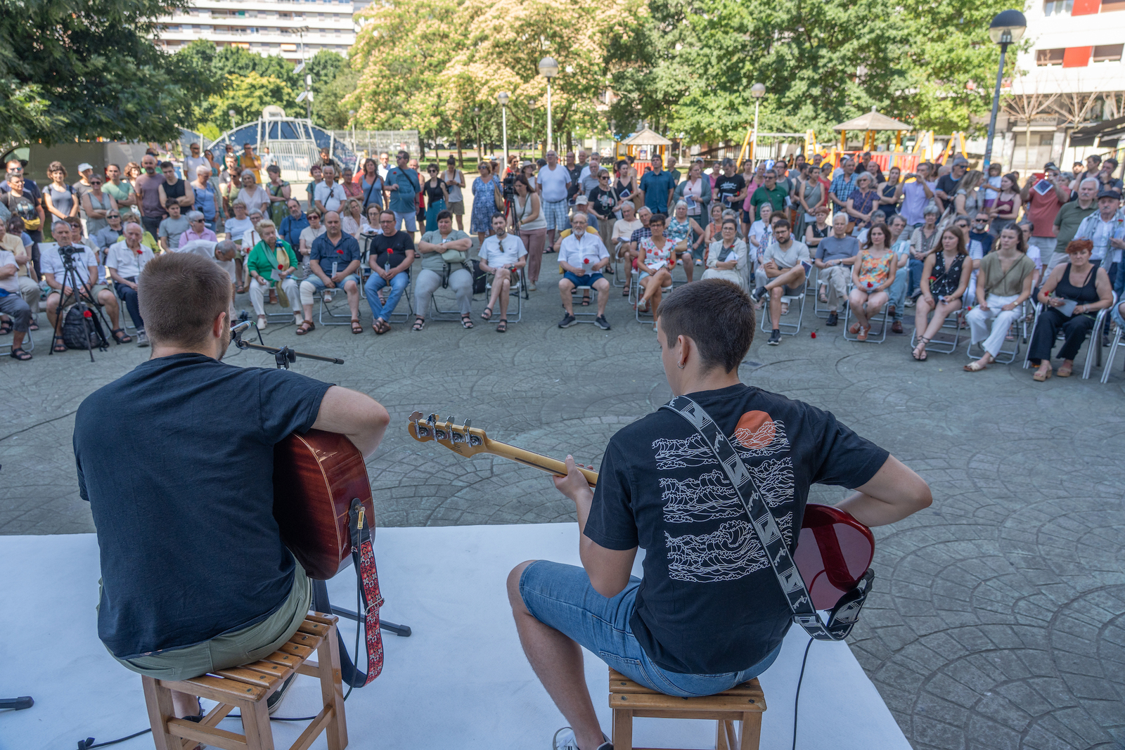 Mugan musika taldekoek bi abesti eskaini dizkiote Rosa Zarrari. (Andoni CANELLADA/FOKU)