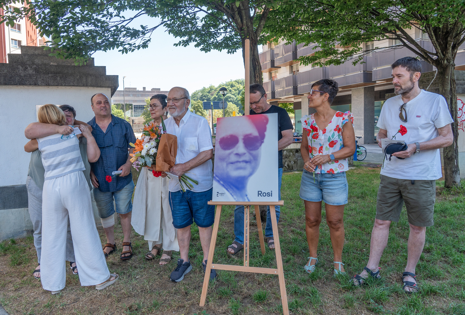 Rosa Zarraren familia, Rosaren argazkiaren ondoan, lore eskaintzan. (Andoni CANELLADA/FOKU)