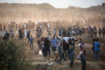 Palestinos transportan suministros en una imagen de archivo del pasado 8 de junio en Gaza.