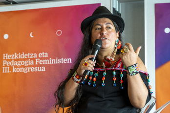 Adriana Guzman boliviarra, pedagogia feministaz eta hango hezkuntza sistemaz hizketan, Donostian.
