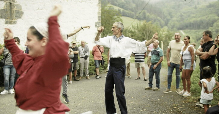 Azpian, film laburreko irudi bat, Irrintzi dantza taldea San Kristobalgo  erromerian agertzen dela. Ondoko orrialdean, Joxe Oria trikitilari aitzindaria.