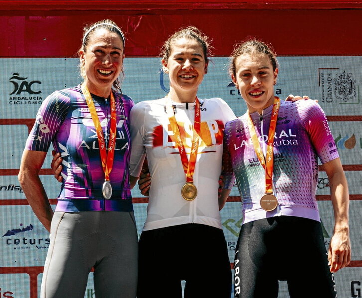 Usoa Ostolaza, en el podio con el maillot del Laboral Kutxa.