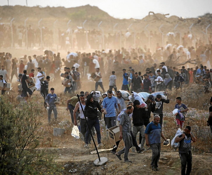 Palestinos transportan suministros en una imagen del pasado 8 de junio en Gaza.