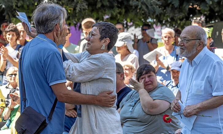 Rosa Zarraren senidea, hunkituta, jendeak babestuta.