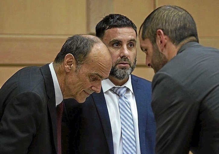 Pablo Ibar, en el centro, sigue luchando por su inocencia.