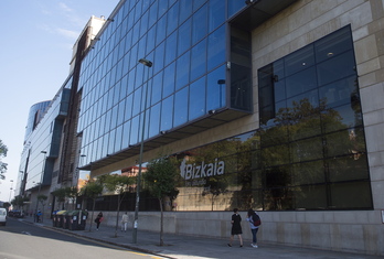 Casi la mitad de la deuda que se debe a las haciendas forales de Hego Euskal Herria corresponde a Bizkaia.