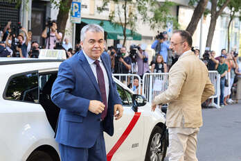 Cerdán sale del taxi en que ha llegado al Supremo junto a su abogado, Benet Salellas.