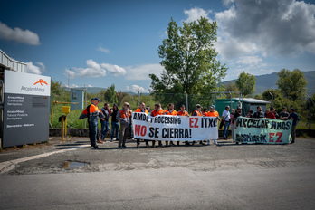 Trabajadores de Arcelor concentrados junto a las oficinas de la empresa en Berriobeiti.
