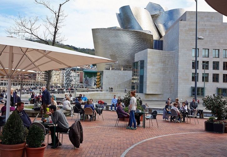 Terrazas en Abandoibarra, frente al Guggenheim.