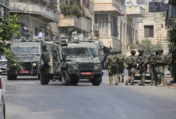 Soldados israelíes patrullan en la ciudad de Naplusa, en la Cisjordania ocupada.