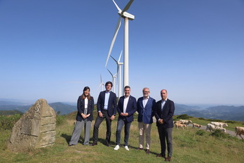 El consejero Jauregi, en el centro, junto a representantes de Iberdrola y Siemens Gamesa.